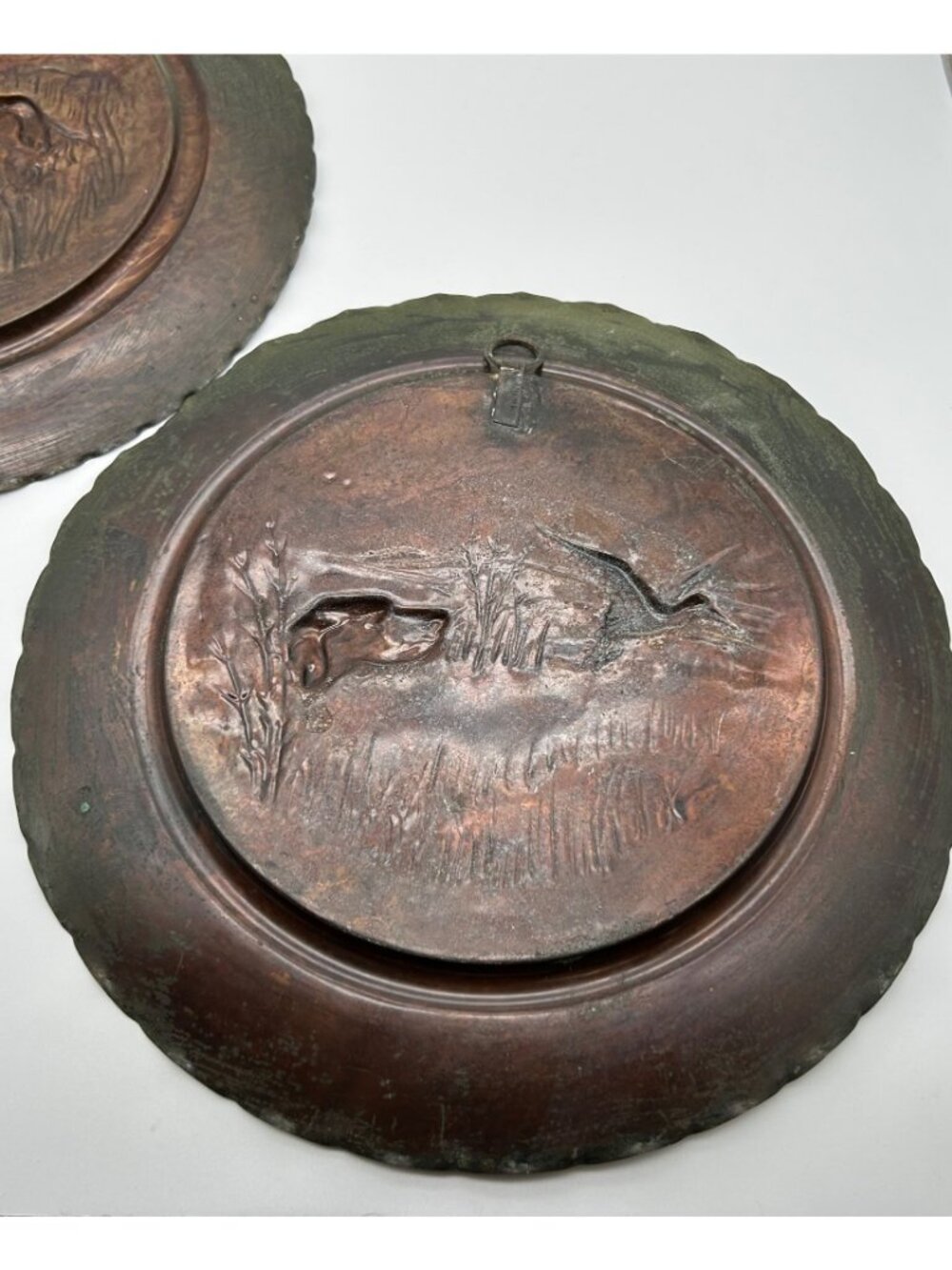 2 Vintage Italian Embossed Copper Wall Plates Hunting Scene Dog Duck Verdigris - Picture 9 of 13